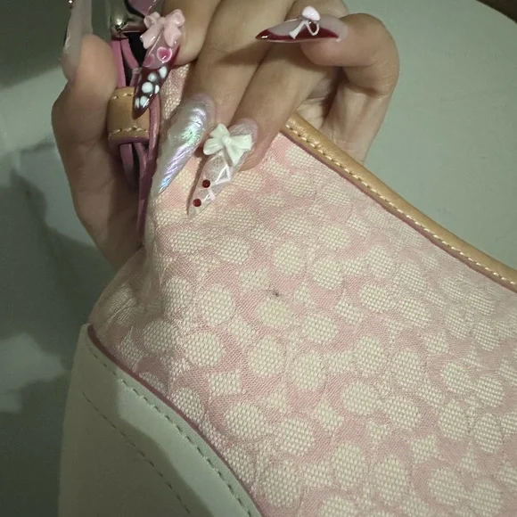 COACH Hobo Mini Signature One-Shoulder Bag Pink Leather Canvas
6351 - Picture 6 of 9